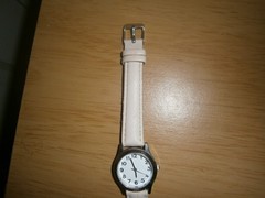 Mid 2010’s unbranded ladies quartz watch. Cream faux leather strap.22cm(E26WBa)
