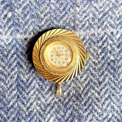 Vintage Welsbro 17 Jewel Gold Toned Watch Facet Pendant Necklace Winding Runs