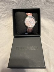 Steve Madden Women’s Quartz Analog Wristwatch Brown Logo Dial Silver Case Box
