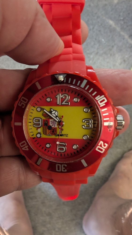 Red Spain Flag Quartz Watch – Sport Style, Rotating Bezel, Silicone Band