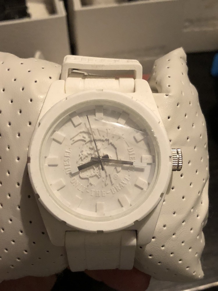 New DIESEL Watch DZ-1590 White With Box, Booklet & Pillow