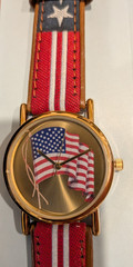 AVON Patriotic USA Wristwatch Gold Tone Watch Flag Unisex F69155-1
