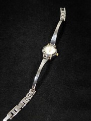 Decade Womans White Dial Round Silver Tone Case Bracelet Band Watch 6.75 In