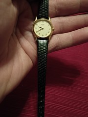 Vintage Seiko Quartz Women’s Gold Tone Watch White Dial Black Leather