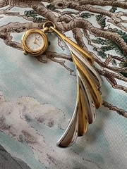 Seiko Brooch Watch 1E20-0480 Quartz Feather Design