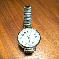 Women’s Classic Silver Tone Analog Wristwatch Metal Stretch Bracelet White Dial
