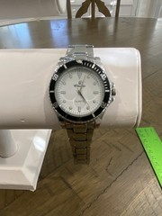 Silver and black metal Chtime men’s watch white dial. Works Great New Battery