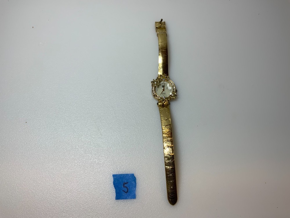 Elizabeth Taylor Gold flower watch new battery gold tone band 5