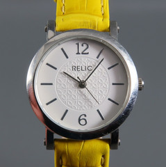 Vintage RELIC by FOSSIL Wrist Watch YELLOW LEATHER BAND Silver Tone White Dial