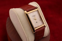 ⌚✨ Vintage Seiko Slim Quartz Gentlemen’s Gold Dial ,Light Brown Dress Watch