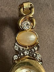Vintage Women’s Quartz Wristwatch, Gold Tone Oval Case, Mother of Pearl Dial