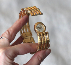 Vintage VANTAGE Hidden Watch Bracelet Women’s Gold Tone Hinged Bangle 70s 80s