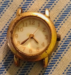 Women’s Analog Wristwatch Gold Tone Round Case White Dial Arabic Numerals