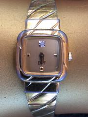 VTG Ladies DVF Diane Von Furstenberg Watch Gold Tone 18mm Square Fresh Battery