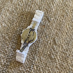 Women’s ISAAC MIZRAHI White Ceramic Watch, Floral Bezel IMZ352 Needs Battery