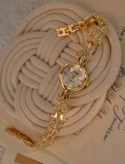 1 Pcs Gold Ladies’ Quartz Watch Butterfly-Shaped Bracelet with Diamonds Watch