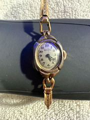 Gruen Vintage Women’s Oval gold filled Wristwatch Manual Wind. Works