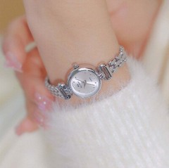 Vintage Minimalist Women Watch Round Face Silver Tone Women’s Quartz Wrist Watch