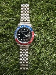 CURDDEN Quartz 40mm Black Dial Red/Blue 24-Hour Bezel SS Bracelet Date