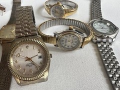 lot of eight watches various brands need batteries various brands