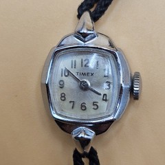 Vintage Timex 35D Chrome Plated Bezel Ladies Watch Runs Great