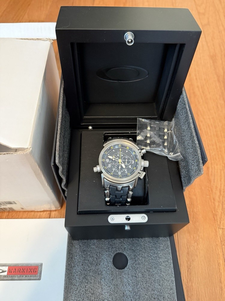 Rare Oakley 12 Gauge Men’s Quartz Chronograph Carbon Dial w/ Box Manual