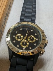 Unisex Fashion Watch – Gold And Black – Silicone Band – Day Date Indicator
