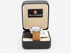 *NIB* Victorinox Swiss Army Watch Model 35072 Packard Heritage Dial