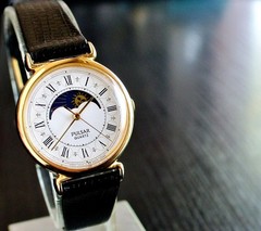 VINTAGE PULSAR SEIKO ELEGANT MOON PHASE QUARTZ WOMEN’S GOLDEN BLACK DRESS WATCH