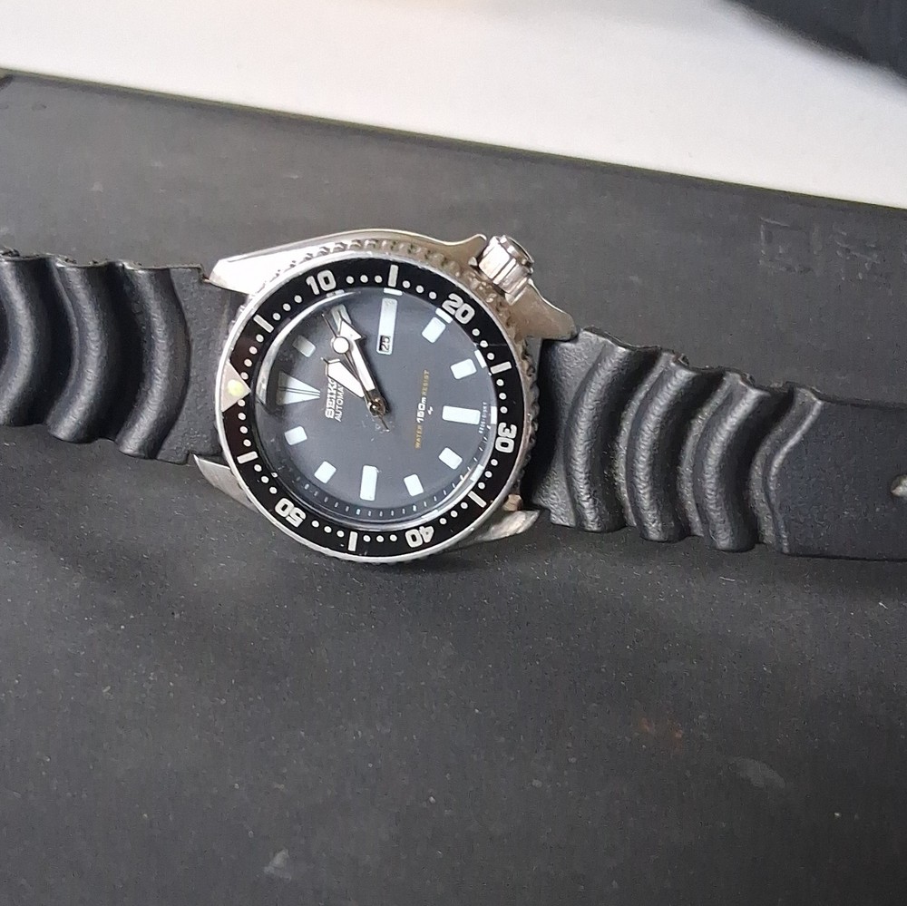 SEIKO Scuba Diver Men’s Quartz 150m Black Dial Rotating Bezel Rubber Strap