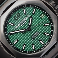 GIRARD-PERREGAUX Laureato 42 “Sunray Green” | Ref. 81010-11-3153-1CM | Full Set