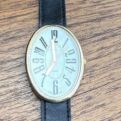 Quartz Analog Wristwatch Gold Case/Bezel White Arabic Dial Black Leather Strap