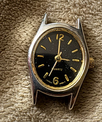 Women’s Quartz Analog Wristwatch Black Dial Round Two-Tone Case Gold Bezel