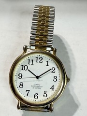 Analog quartz watch, “Quartz water resistant 30 meters”