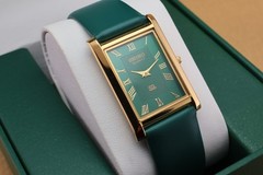 Vintage Seiko Slim Quartz Men’s Wrist Watch Green Dial with Green Strap.