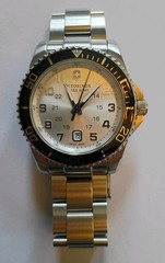 Victorinox 241437 Men’s Maverick quartz silver Dial Steel Bracelet Watch