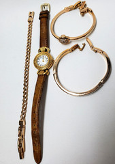 Vintage Anne Klein II Women’s Gold-tone Wristwatch w/3 bracelets in Original Box
