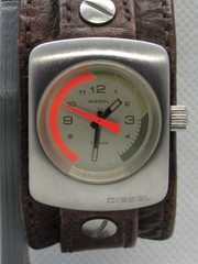 Unisex Diesel DZ-2023 Quartz w/ Original Leather Riveted Bund Strap – Runs Great