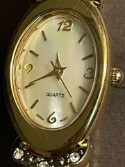 Vintage Women’s Quartz Wristwatch, Gold Tone Oval Case, Mother of Pearl Dial