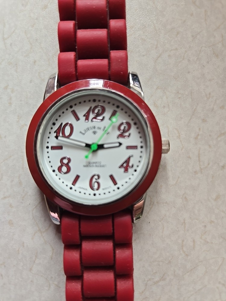 Lueur De Ice Quartz Wrist Watch ⌚️Water Resistant quartz red & silver, new bat