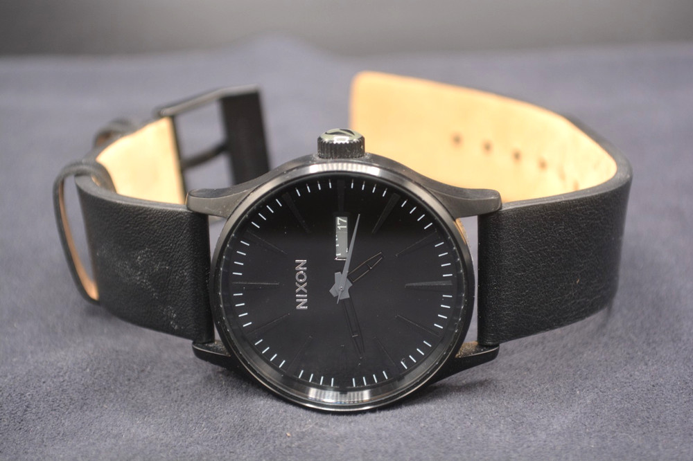 NIXON The Sentry Never Be Late 42mm Men’s Black Watch *Pre-owned* FREE SHIPPING