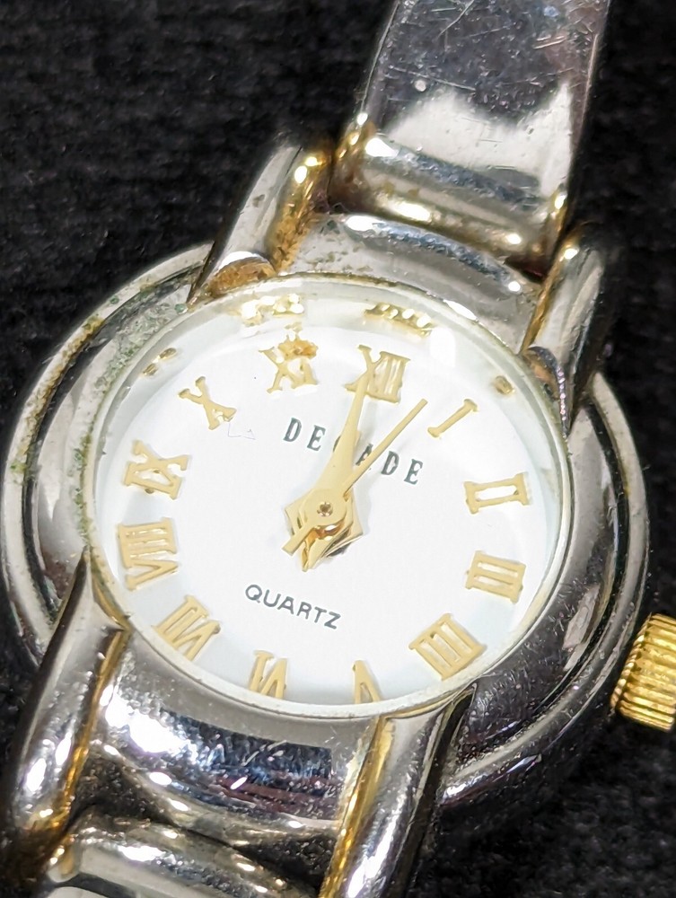 Decade Womans White Dial Round Silver Tone Case Bracelet Band Watch 6.75 In