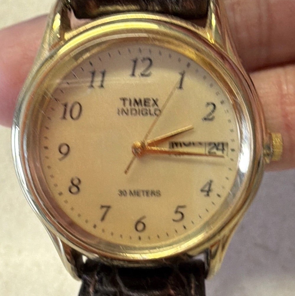 Timex Indiglo Quartz Analog Wristwatch Day/Date 30m Gold Tone Black Leather