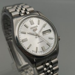 Vintage Seiko 5 Automatic 7009 Mens Watch White Dial 37 mm Day Date Japan Made