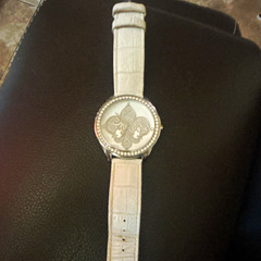 GUESS Women’s Quartz Analog Dress Watch Fleur-de-Lis Dial White Leather Strap