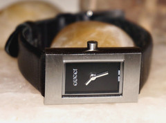 GUCCI 1600 Stainless Steel 83003L & Black Leather Quartz Watch *NEEDS BATTERY