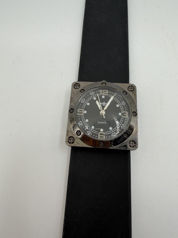 CAPTAIN QUARTZ ANALOG WRISTWATCH WITH BLACK SNAP ON BAND