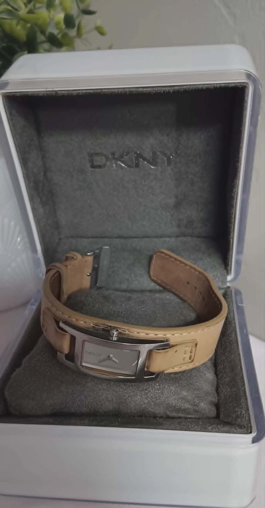 DKNY WOMEN’S WATCH – LEATHER STRAP – ORIGINAL BOX – BEAUTIFUL