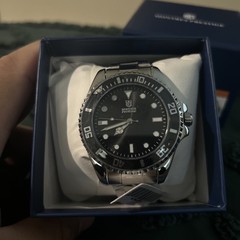 Montres Prestige Diver Watch 42mm Quartz Black Dial Silver Bracelet WT