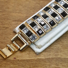 Ladies Geneva Icy Black & Clear Rhinestone Gold Tone Bracelet Watch 7″ (working)
